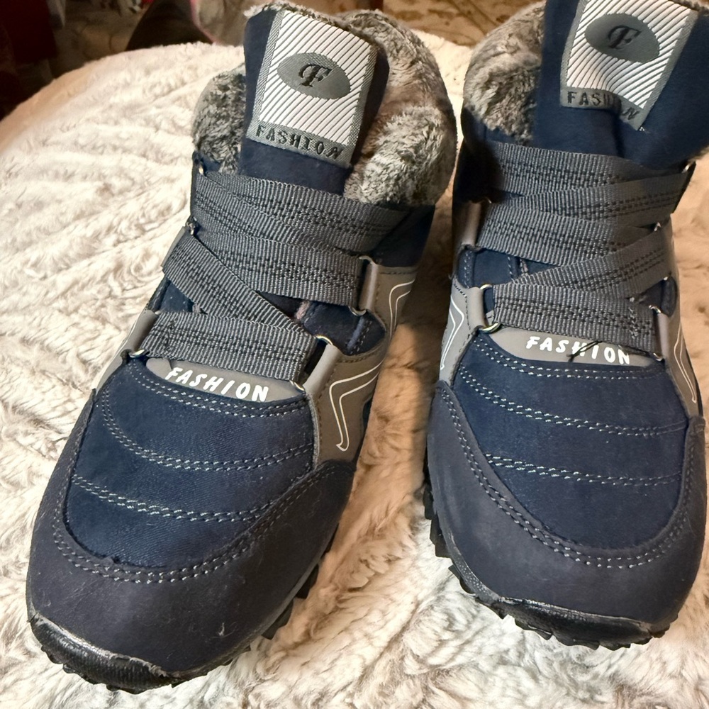 Fashion short snow/all weather fur lined boots. Size 37  6.5  navy great grip